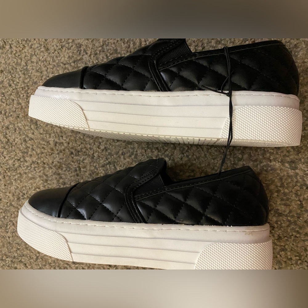 Steve Madden - Kids Luma - Slip On. Size 4 - Picture 2 of 5